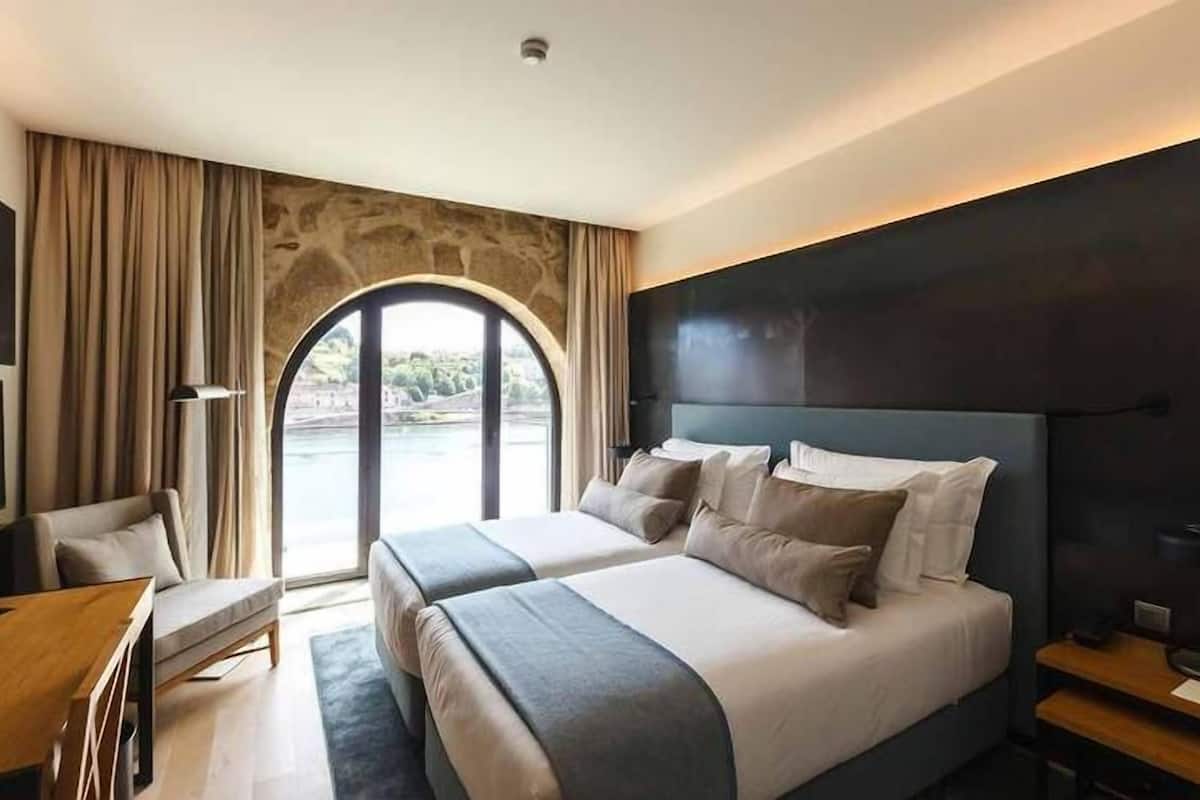 deluxe twin room | 1 bedroom, minibar, in-room safe, desk