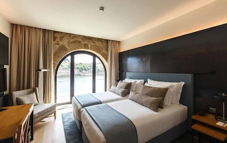 Habitación Deluxe con 2 camas individuales | Minibar, caja fuerte, escritorio y cortinas opacas. Neya Porto Hotel
