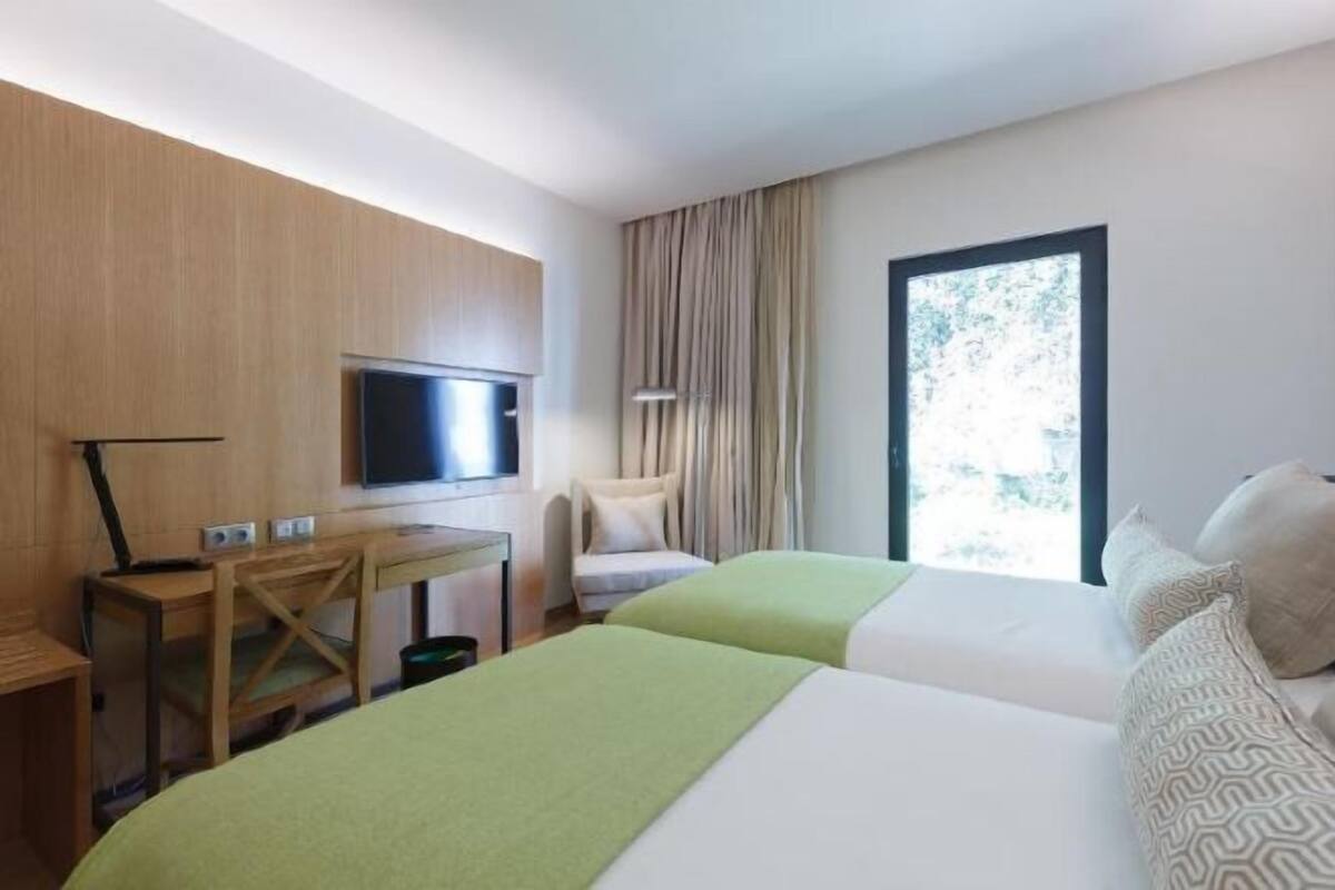 Minibar, caja de seguridad en la habitación y escritorio