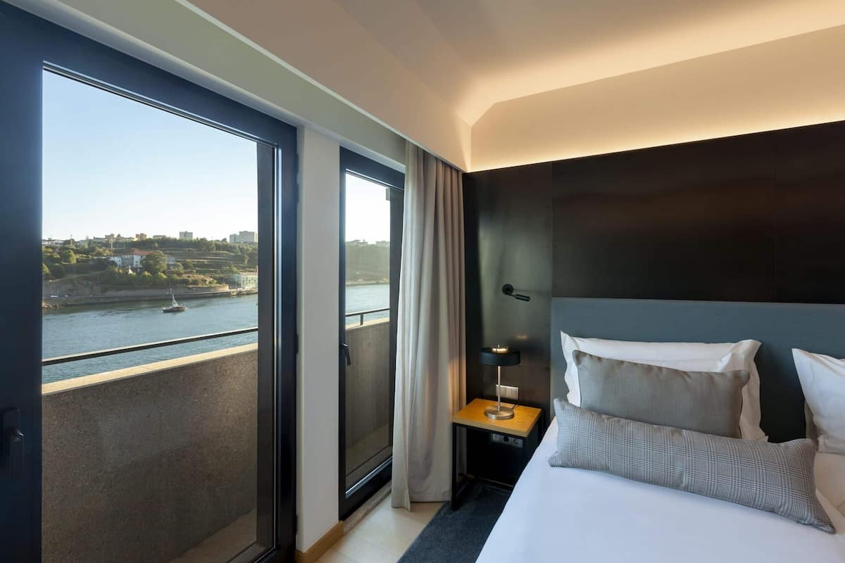 deluxe twin room | 1 bedroom, minibar, in-room safe, desk