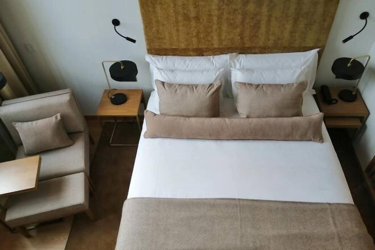Minibar, caja de seguridad en la habitación y escritorio