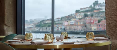 Daily continental breakfast (EUR 18 per person)