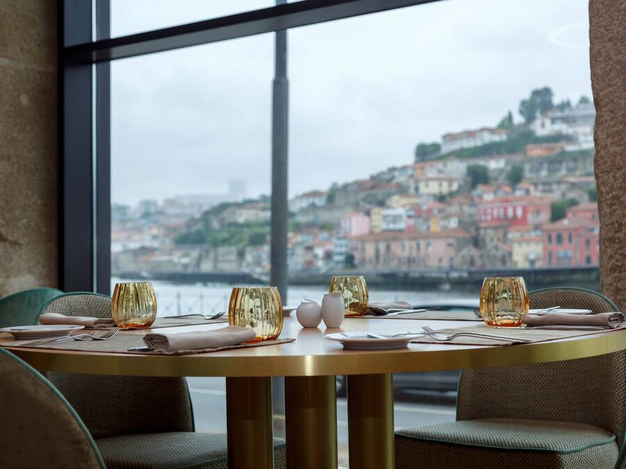 Desayuno continental diario (EUR 20 por persona)