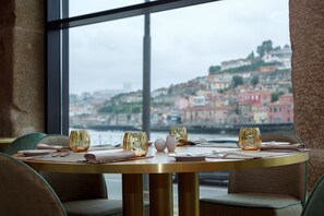 Daily continental breakfast (EUR 20 per person) - Neya Porto Hotel (Porto)