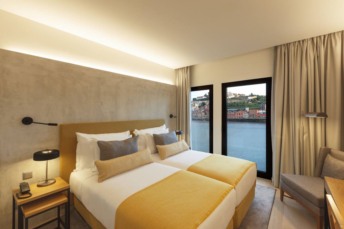 Superior Twin Room | Minibar, in-room safe, desk, blackout drapes