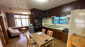 Departamento | Cocineta privada | Refrigerador, microondas, parrilla de estufa y tetera eléctrica 