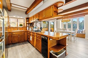 Fridge, microwave, oven, stovetop - 3 Bed/3 Bath Rental Above Downtown Cambria, Fabulous Location! (Cambria)