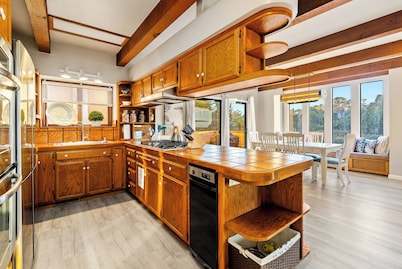 3 Bed/3 Bath Rental Above Downtown Cambria, Fabulous Location!