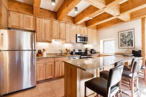 Apartment, 3 Schlafzimmer | Eigene Küche | Kühlschrank, Ofen, Wasserkocher mit Kaffee-/Teezubehör, Toaster