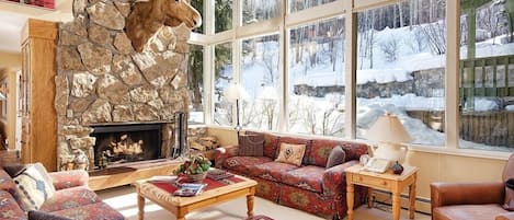 Casa, 5 habitaciones | Área de sala de estar | Televisión y oficina