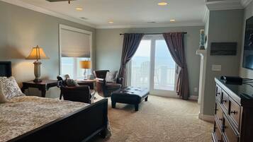 House, 6 Bedrooms | Living area | 30-inch TV with cable channels