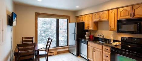 Huoneisto, 1 makuuhuone | Yksityinen keittiö | Jääkaappi, mikroaaltouuni, uuni, liesi