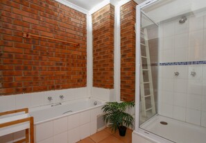 God's Window | Bathroom | Separate bathtub and shower, towels, toilet paper - Carpe Diem (eMdloti)