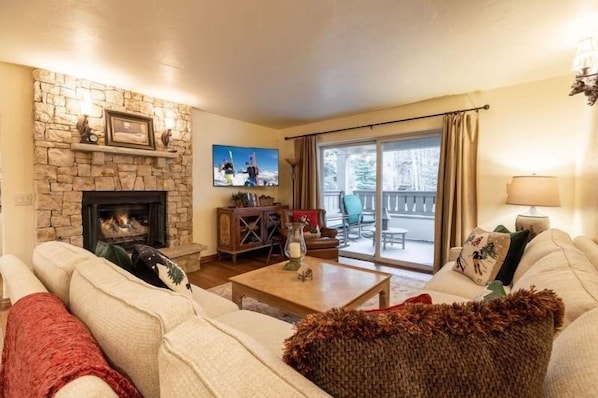 Leilighet, 3 soverom | Oppholdsrom | TV