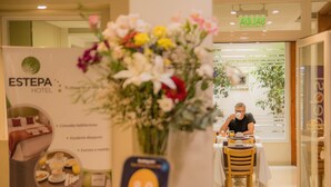 Un hall d’hôtel comprenant un espace repas, une grande composition florale et un panneau indiquant l’hôtel Estepa.