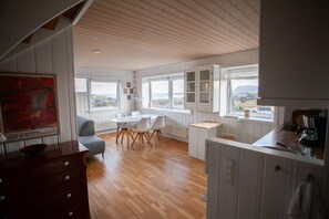 Familiehus, 2 soverom (Yellow House) | Eget kjøkken | Kjøleskap, mikrobølgeovn, ovn og kokeplater