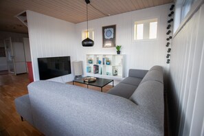 Casa familiar, 2 habitaciones (Yellow House) | Zona de estar | Televisión de pantalla plana de 40 pulgadas con canales por satélite
