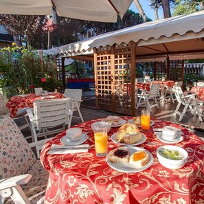 Free daily buffet breakfast
