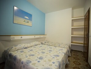 2 chambres, coffres-forts dans les chambres, lit parapluie