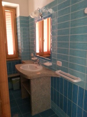 Douche, séchoir à cheveux, bidet