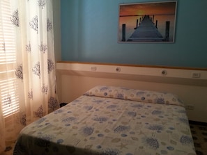 2 habitaciones, caja de seguridad en la habitación y cuna de viaje