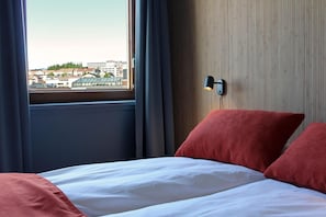 Schreibtisch, schallisolierte Zimmer, Bügeleisen/Bügelbrett