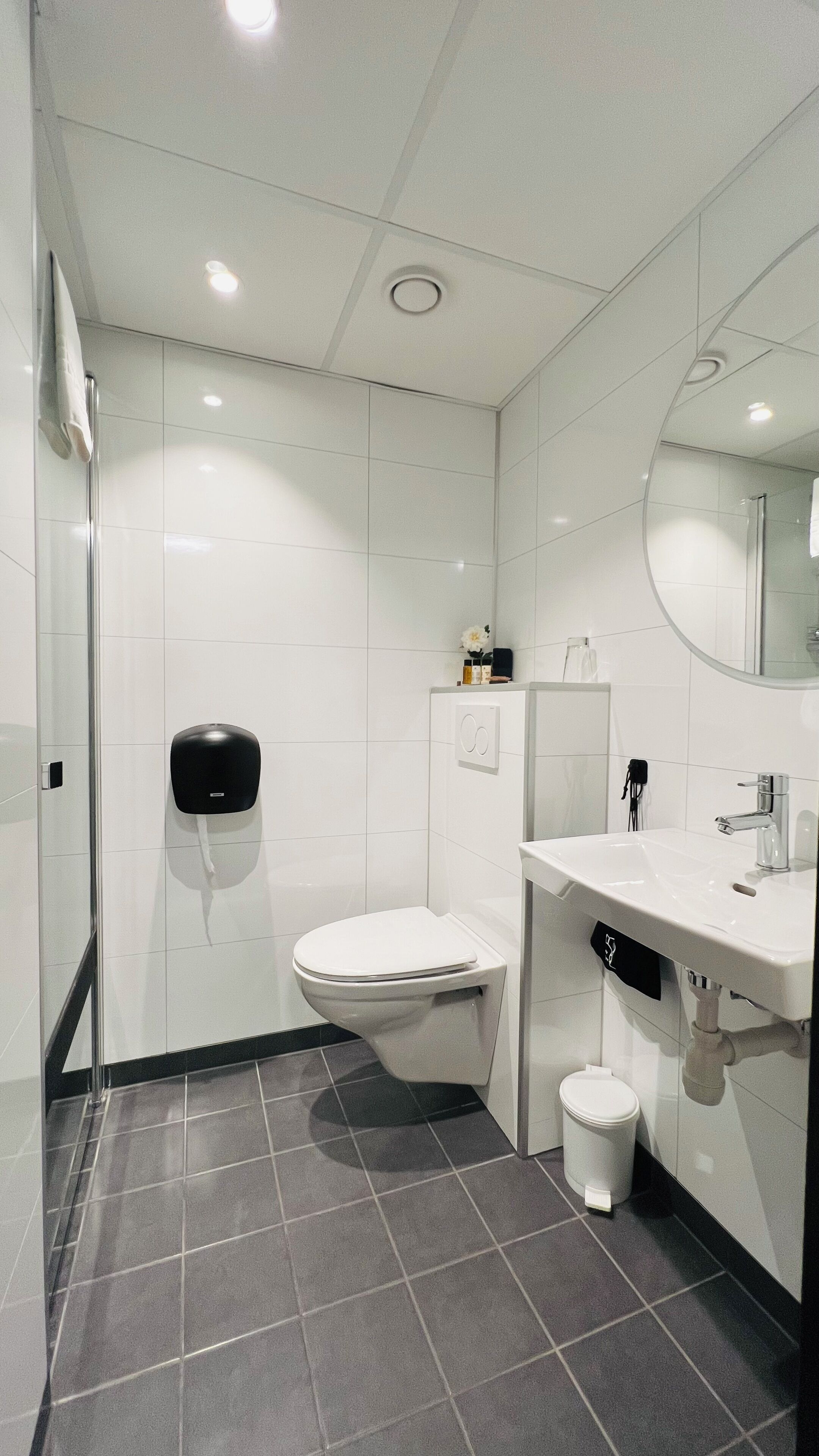 Un bagno moderno con il water, lavandino e asciugamani ad aria.
