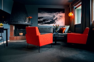 Escritorio, sistema de insonorizaciĂłn y tabla de planchar con plancha