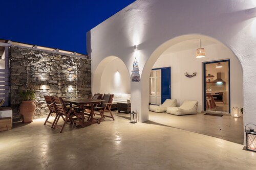 Poikkeuksellinen Villa Artemis omalla uima-altaalla, porealtaalla ja merinäköalalla!