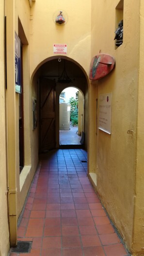 Hallway - Cat and Moose Backpackers Lodge (Cape Town)