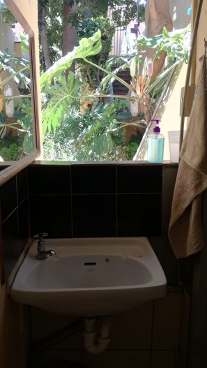 Bathroom sink - Cat and Moose Backpackers Lodge (Cape Town)