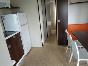 Mobile Home (6/8) | Private kitchenette | Fridge, microwave, stovetop, coffee/tea maker - Camping du Pont Vert (Epinac)