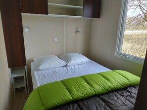 Individually decorated, individually furnished, blackout drapes - Camping du Pont Vert (Epinac)