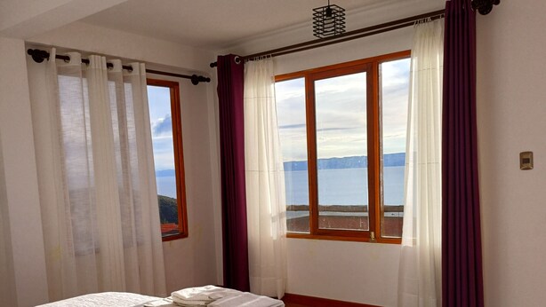 Quarto luxo, sacada, vista para o lago | Wi-Fi de cortesia, roupa de cama