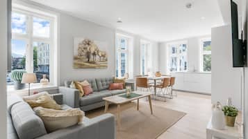 3 bedroom apartment, ground floor | Area keluarga | TV layar datar