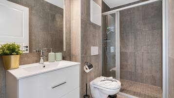 3 bedroom apartment, 2nd floor | Bathroom | Shower, hair dryer, towels