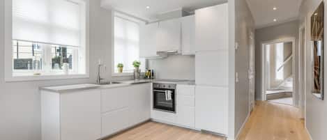 3 bedroom apartment, ground floor | Eigene Küche | Kühlschrank, Ofen, Herdplatte, Geschirrspüler