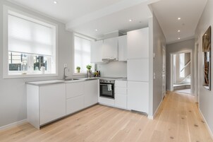 3 bedroom apartment, ground floor | Eigene Küche | Kühlschrank, Ofen, Herdplatte, Geschirrspüler