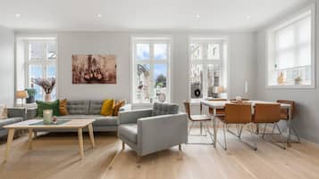 3 bedroom apartment, ground floor | Oppholdsområde | Flatskjerm-TV