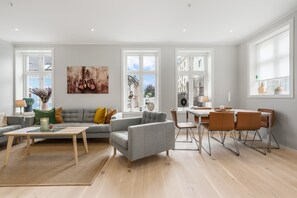 3 bedroom apartment, ground floor | Zona de estar | Una televisión de pantalla plana