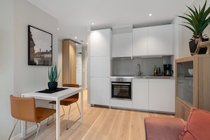 1 bedroom apartment, ground floor | Wohnbereich | Flachbildfernseher