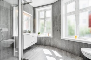 3 bedroom apartment, 1st floor | Bathroom | Shower, hair dryer, towels - Barfot Apartments (Bergen)