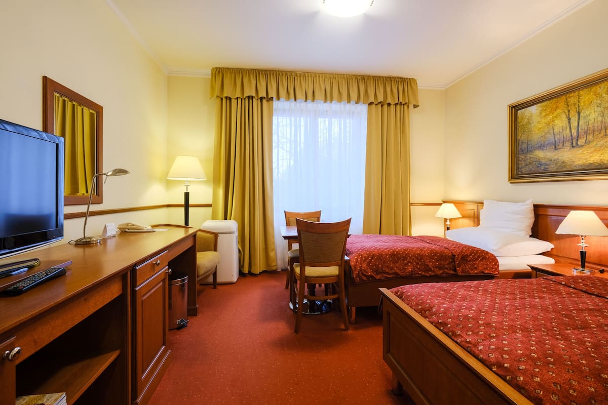 Minibar, Zimmersafe, Schreibtisch, laptopgeeigneter Arbeitsplatz