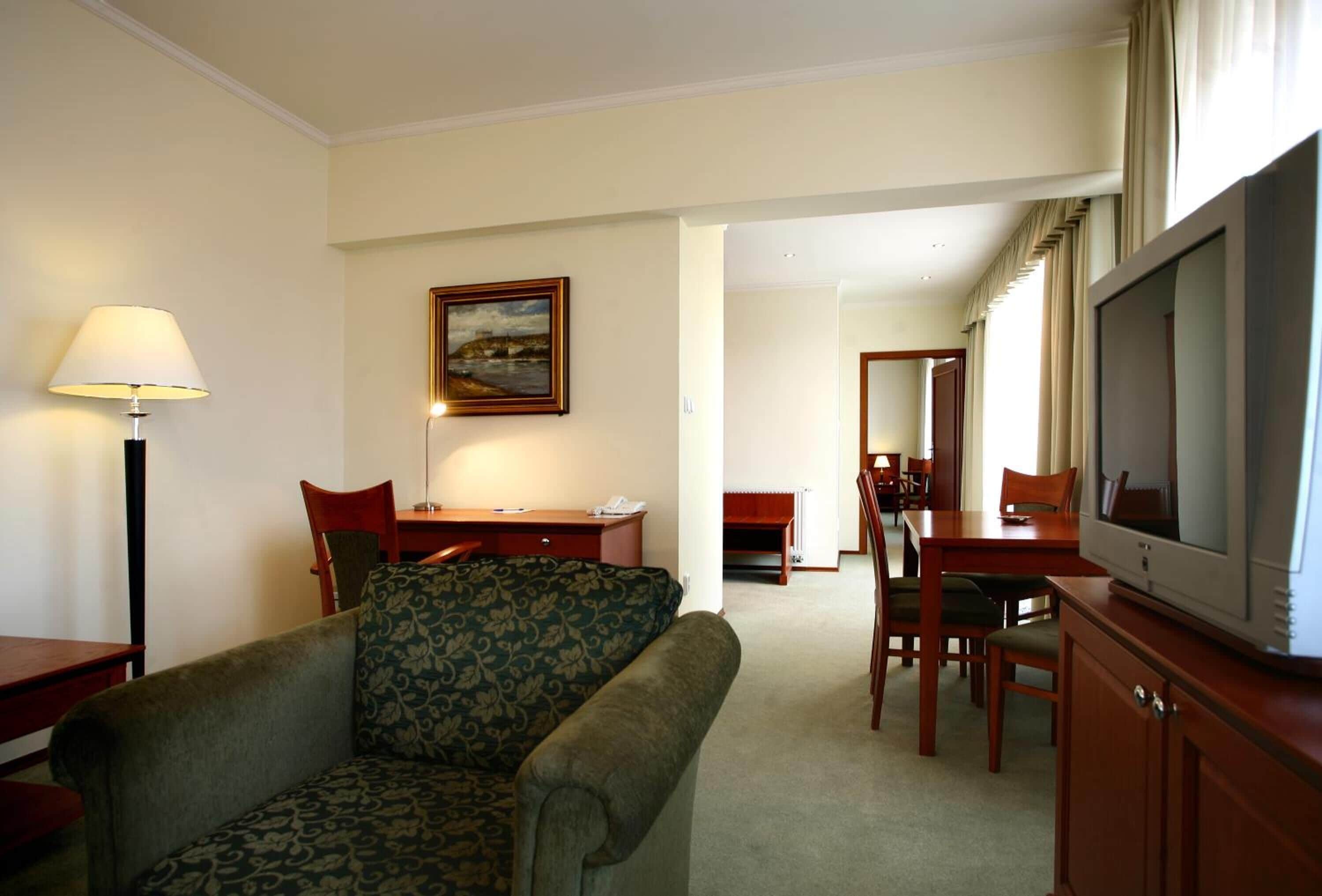 套房 | 迷你吧、客房内保险箱、办公桌、笔记本电脑工作区