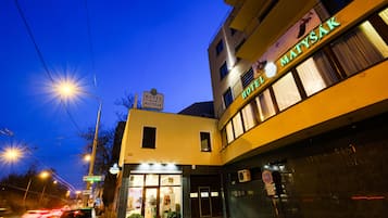 住宿正面 (夜晚)