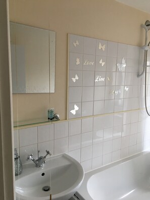 Casa clásica | Baño | Toallas, jabón, shampoo, papel de baño 