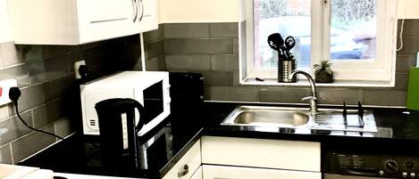 Nhà phong cách cổ điển | Bếp riêng | Tủ lạnh, lò vi sóng, lò nướng, dụng cụ nấu nướng/bát dĩa/dao nĩa