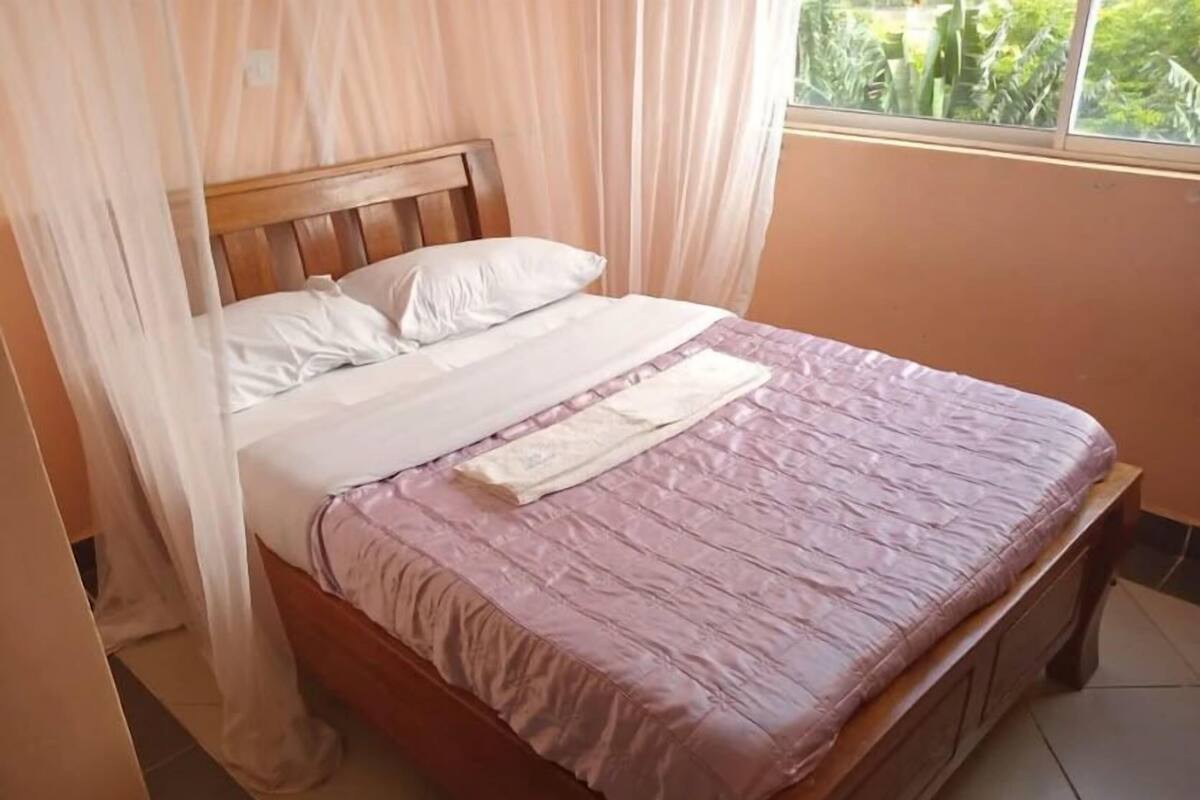 Kamar Single | Meja kerja, tirai kedap cahaya, dan seprai linen