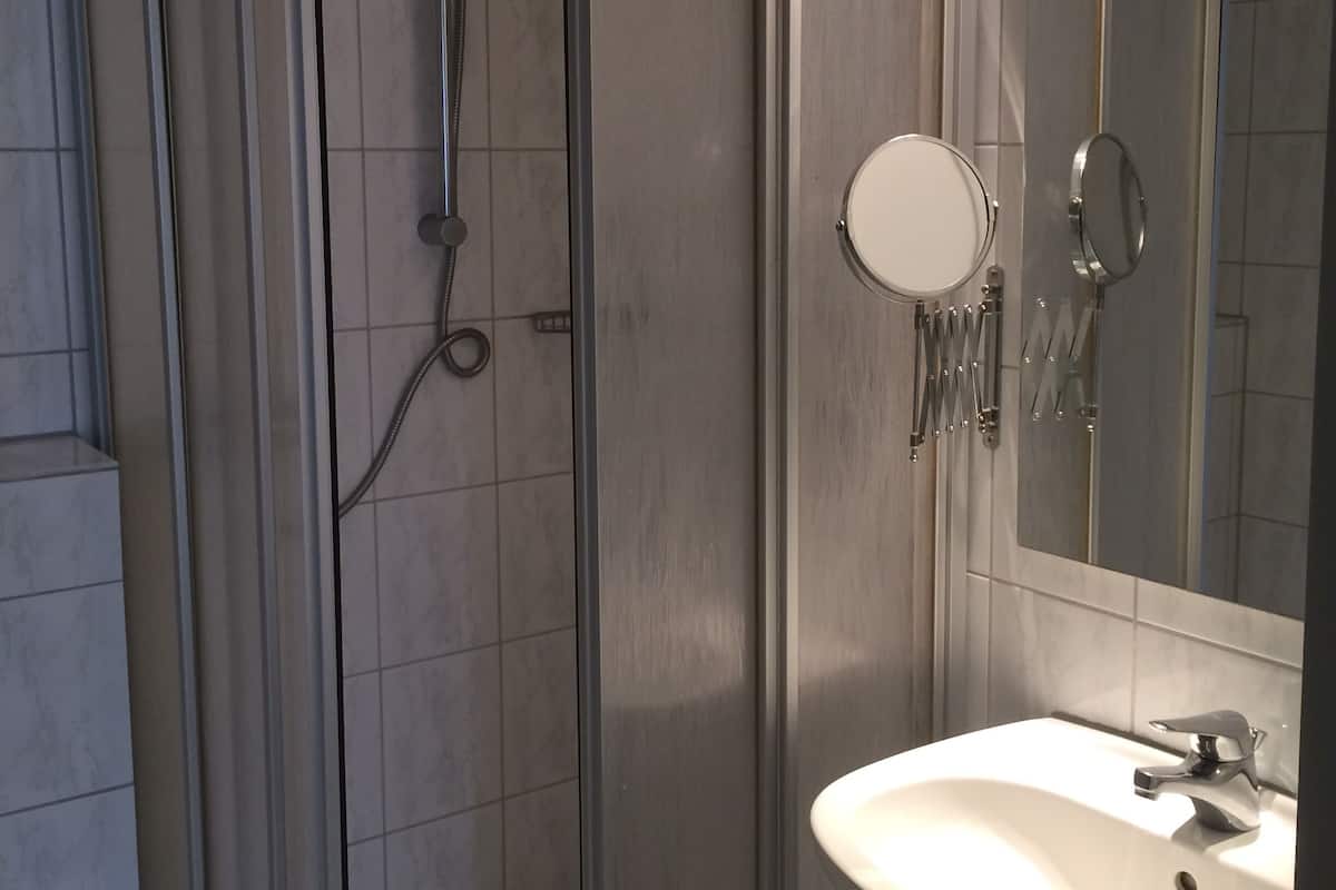 business single room | bathroom | shower, towels, soap, shampoo