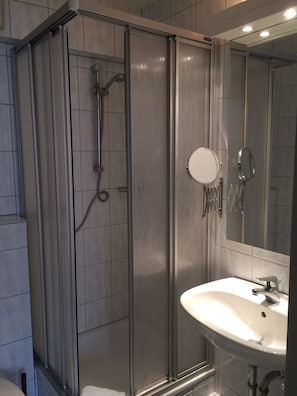 Habitación empresarial individual | Baño | Regadera, toallas, jabón, shampoo